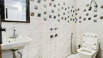 Deluxe Double Room, Balcony, City View | Bathroom