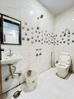 ห้องดีลักซ์ดับเบิล, ระเบียง, วิวเมือง | ห้องน้ำ