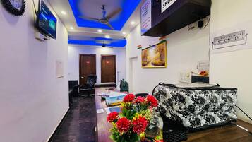 Deluxe Double Room, Balcony, City View | Lobby