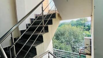 Deluxe Double Room, Balcony, City View | Interior