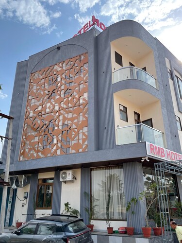 RMB HOTEL AND RESTAURANT 