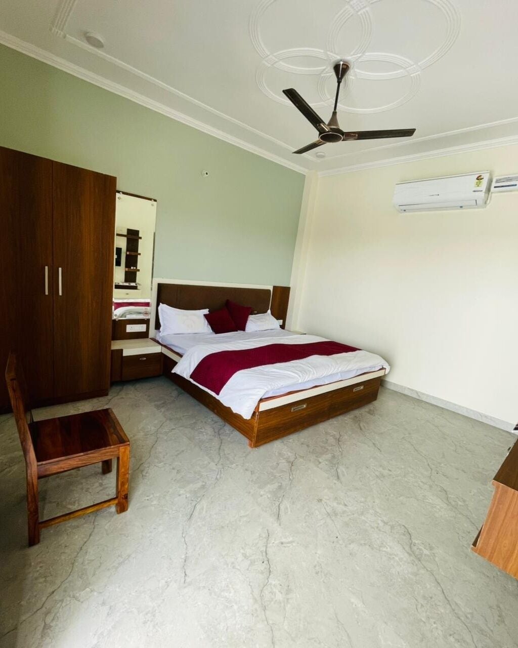 Luxury Single Room, Balcony | Free WiFi