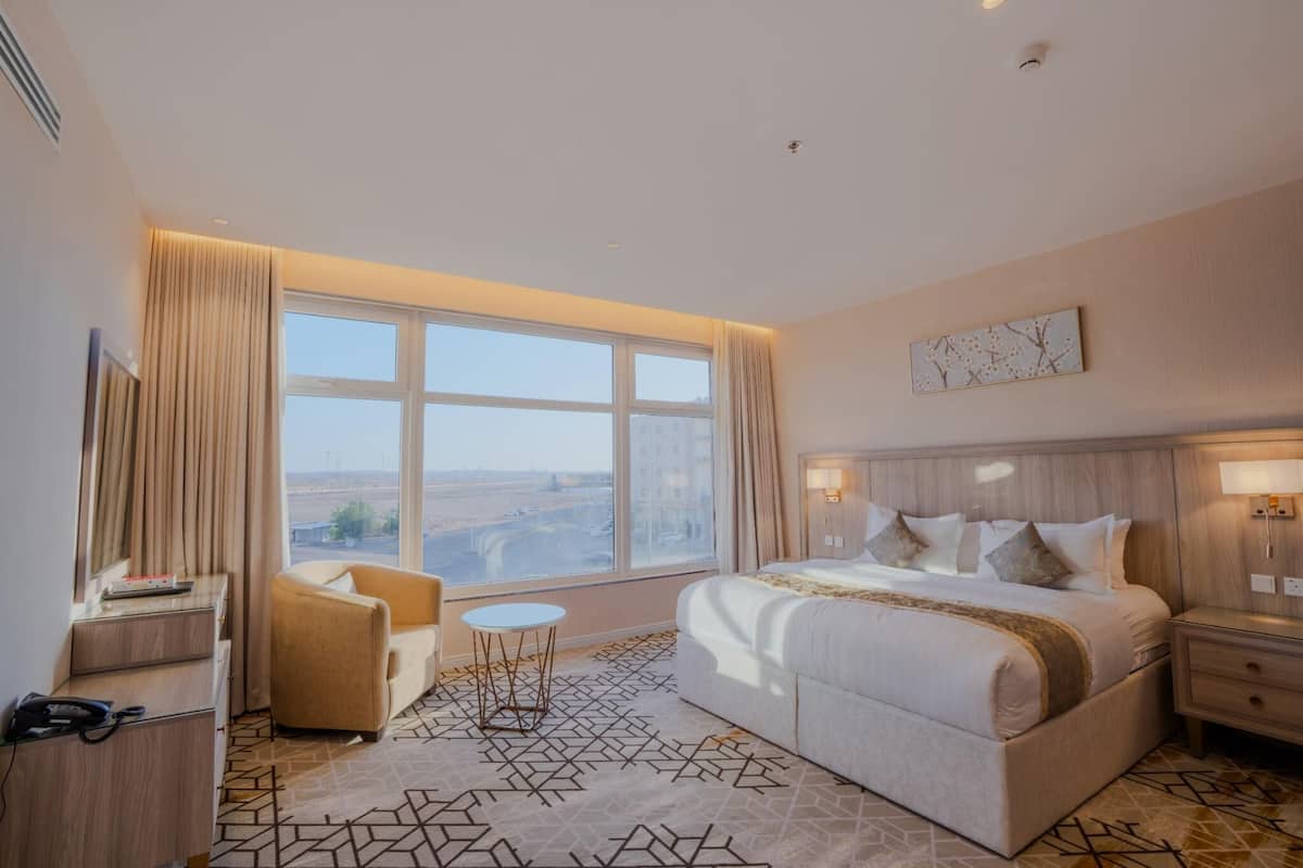 Premium Suite | In-room safe, soundproofing, iron/ironing board, free WiFi