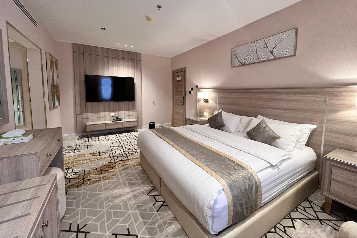 Honeymoon Double Room | In-room safe, soundproofing, iron/ironing board, free WiFi