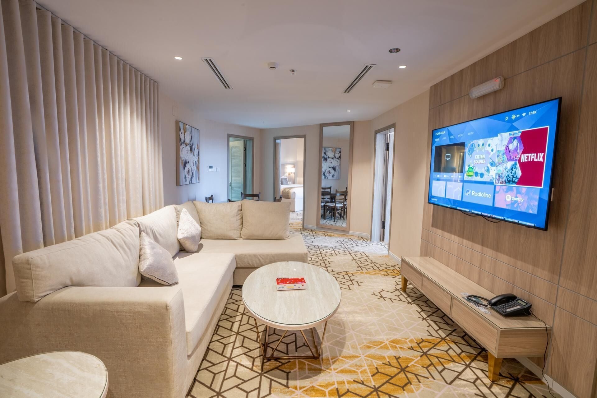 Suite Exécutive | Coin séjour | TV connectée, imprimantes