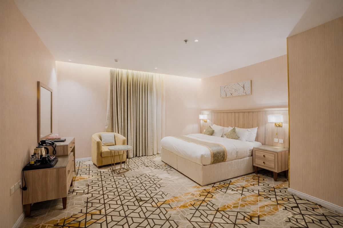 Junior Suite | In-room safe, soundproofing, iron/ironing board, free WiFi