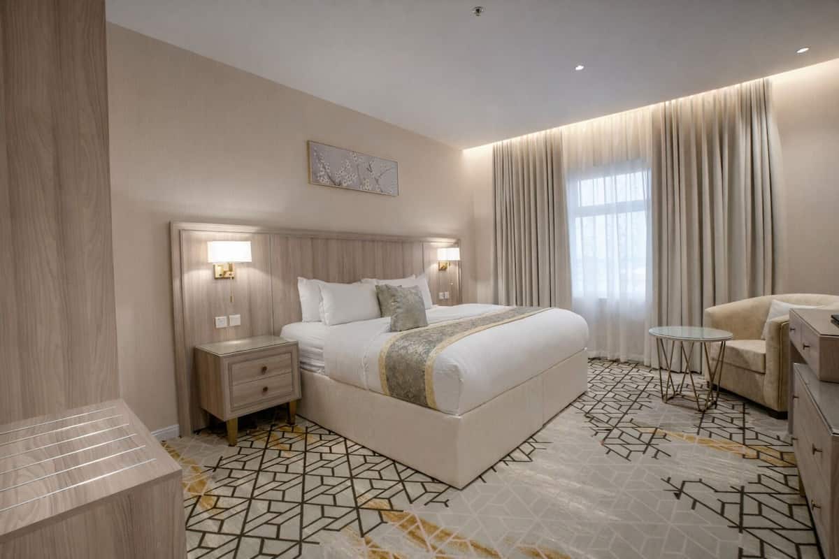 Deluxe Suite | In-room safe, soundproofing, iron/ironing board, free WiFi
