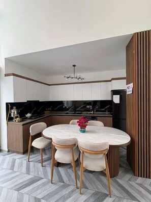 Exclusive Bungalow, 3 Bedrooms, Mountain View | Private kitchen | Fridge, microwave, toaster, coffee grinder - Olive Frame Qakh (Ilisu)