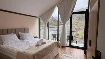 Exclusieve bungalow, 3 slaapkamers, uitzicht op bergen | Lakens van Egyptisch katoen, luxe beddengoed, donsdekens