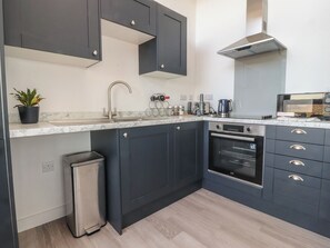 Cookware/dishes/utensils - Apartment 20, River View (Preston)