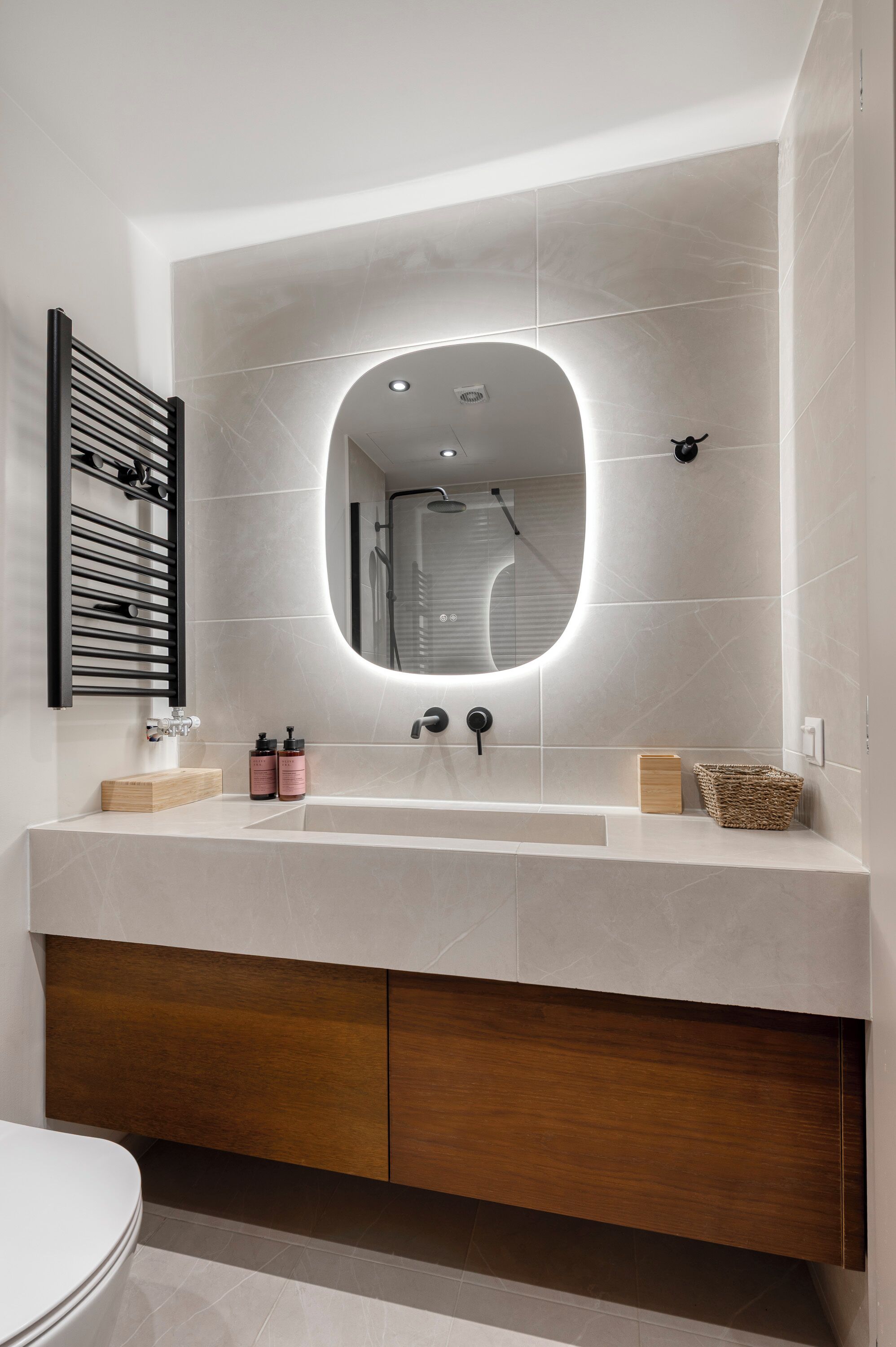Douche, séchoir à cheveux, serviettes fournies, savon