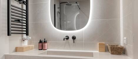 Douche, séchoir à cheveux, serviettes fournies, savon