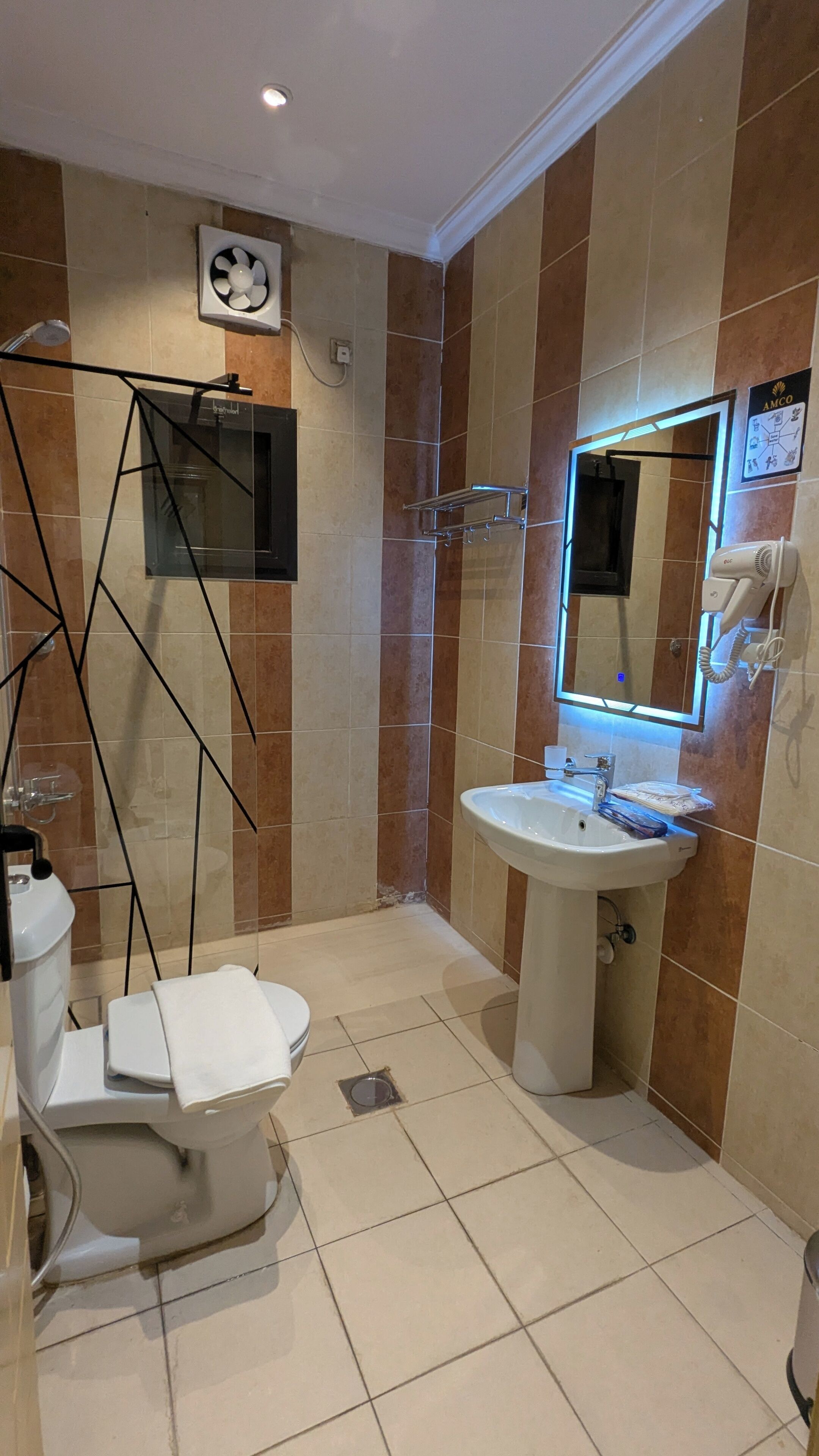 淋浴设施、吹风机、毛巾、肥皂