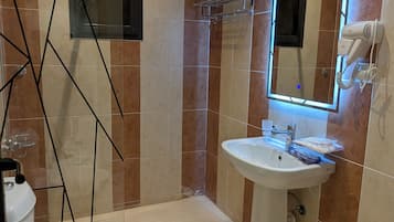 Dusche, Haartrockner, Handtücher, Seife
