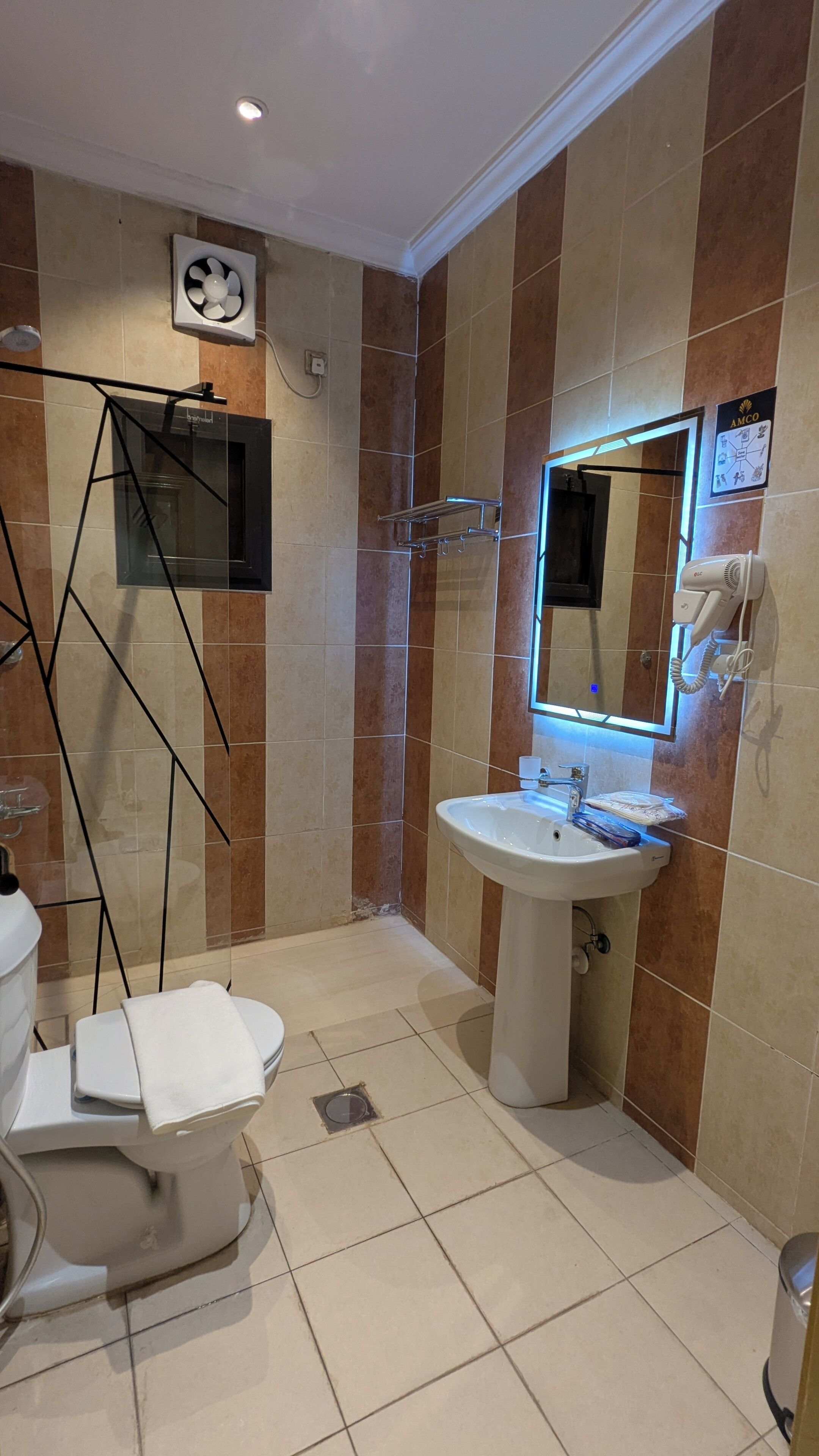 Apartamento, 2 quartos | Banheiro | Chuveiro, secador de cabelo, toalhas de banho, sabonete