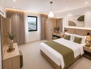 Una habitación de hotel moderna con una cama grande, un tocador, un escritorio y vistas a la ciudad a través de la ventana.