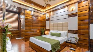 Habitación doble, vistas a la ciudad | Escritorio y espacio para trabajar con un portátil