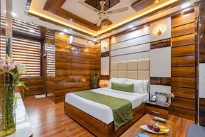 Desk, laptop workspace, iron/ironing board, free WiFi - OPO Essential Rodali (New Delhi)