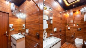 Une salle de bain moderne avec des murs en bois, un lavabo, des toilettes et une douche.