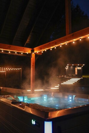 Outdoor spa tub - Group destination! 19 beds. Basketball/pickleball court/hottub/sauna/coldplunge. (Monroe)