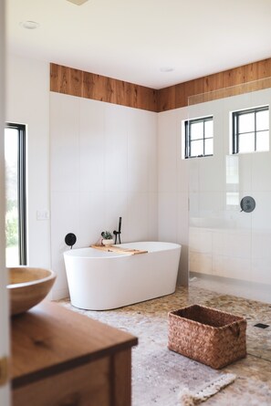 Shower, hair dryer, towels, soap - Group destination! 19 beds. Basketball/pickleball court/hottub/sauna/coldplunge. (Monroe)