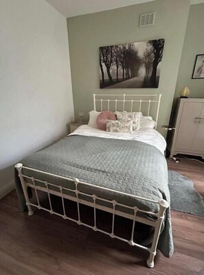 1 bedroom, iron/ironing board, WiFi, bed sheets - Stylish Maida Vale Apartment with Garden & Elegant Interiors (London)