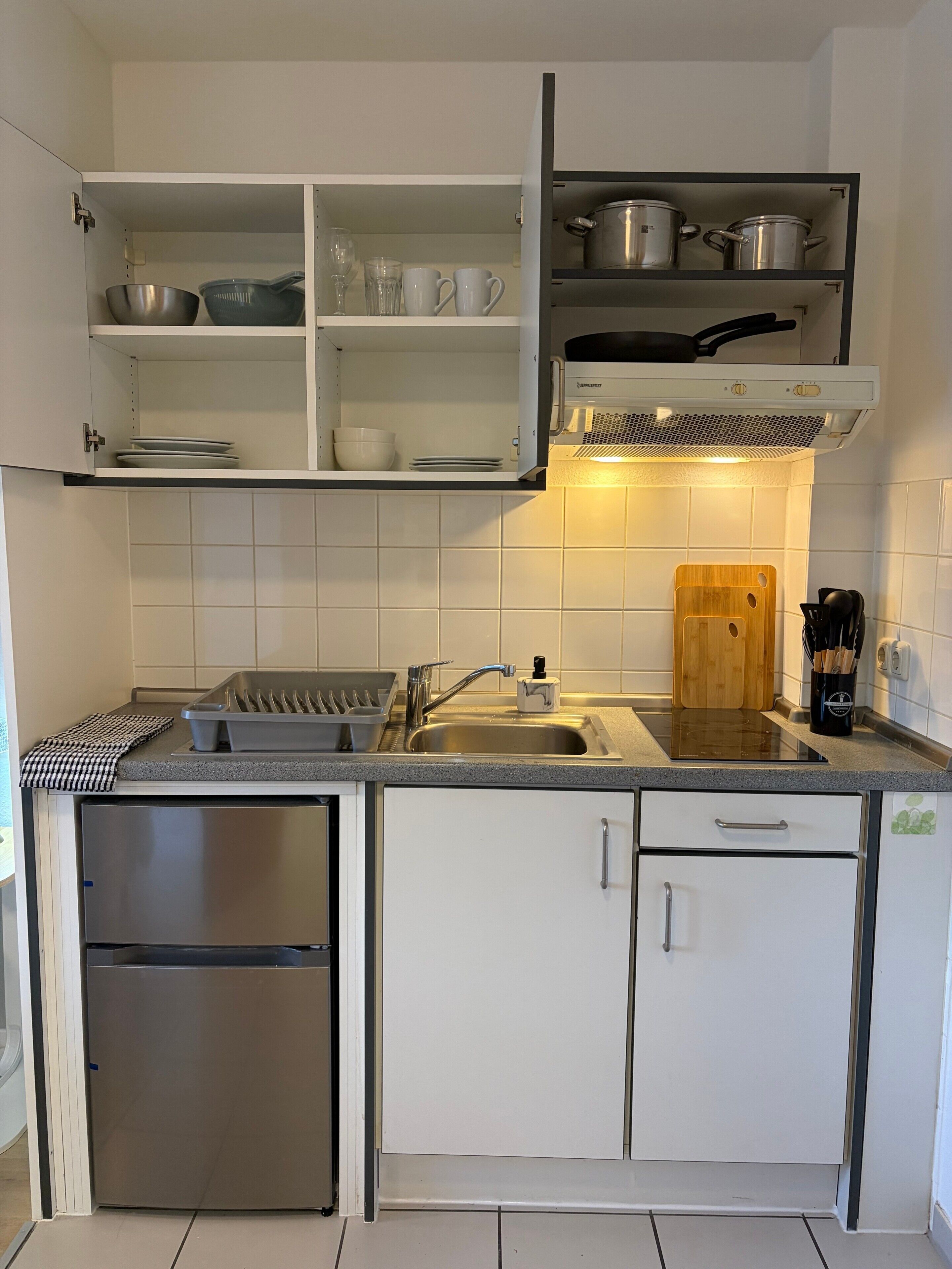 Een koelkast, een magnetron, een oven, een kookplaat