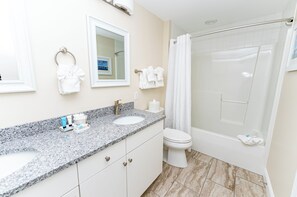 Bathroom - Bright 2-bedroom apartment with AC in charming Dennis Edge Water (Dennis)