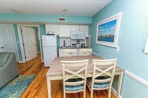 Dining - Bright 2-bedroom apartment with AC in charming Dennis Edge Water (Dennis)