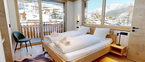 3 bedrooms, travel cot, free WiFi, bed sheets