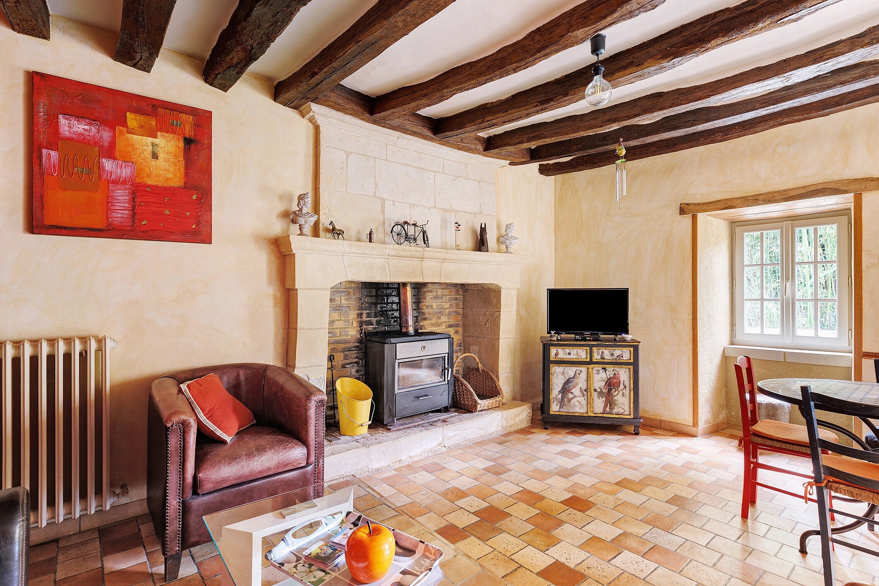 TV, fireplace