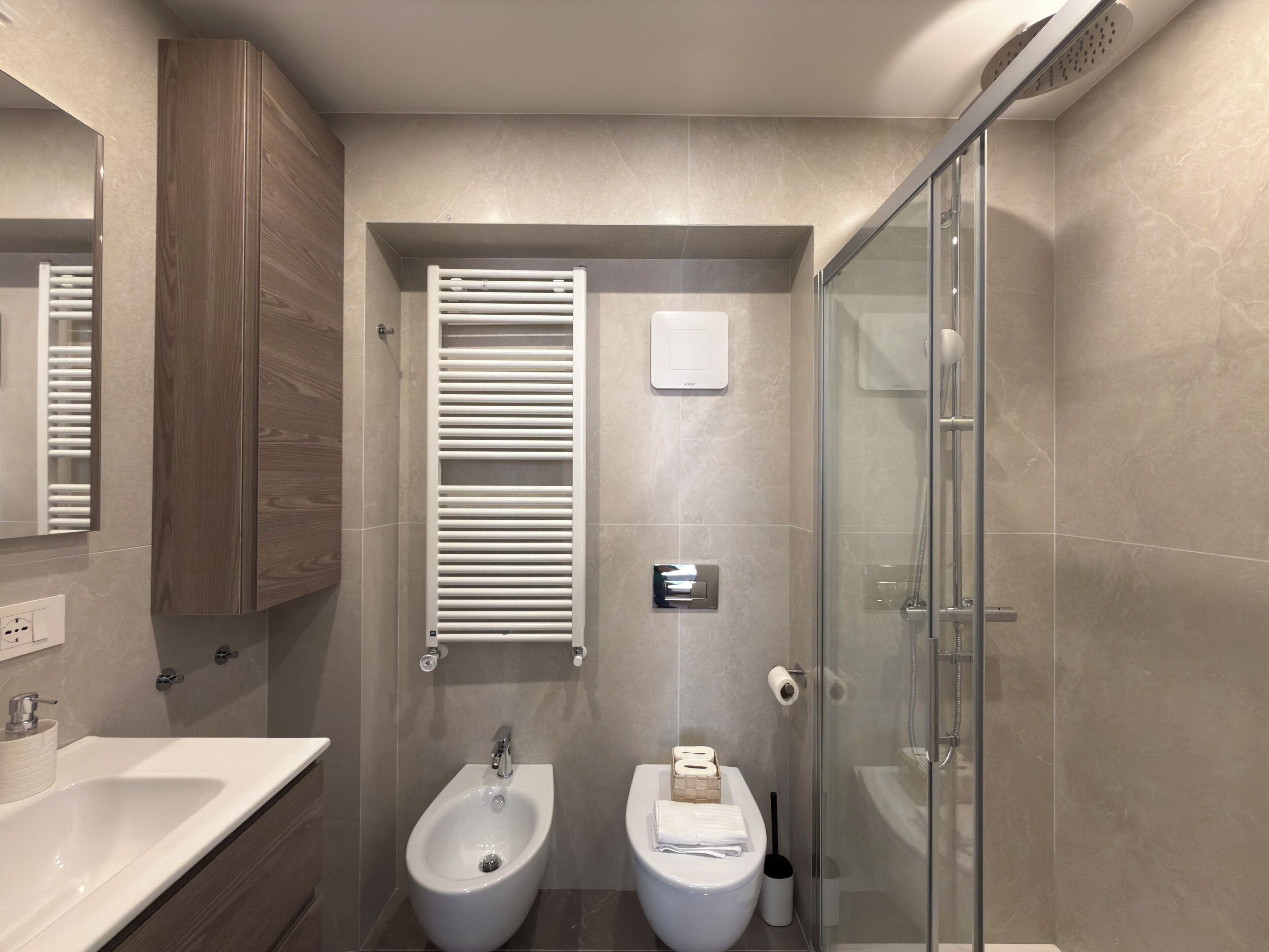 Regadera, secadora de cabello, bidet, toallas 