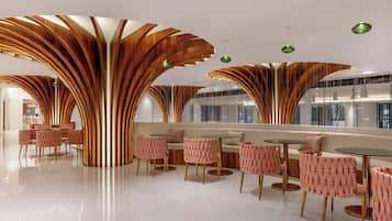 Un interior moderno con columnas de madera curvadas, mesas redondas y sillas tapizadas en rosa.