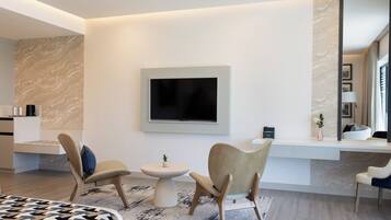 Superior Deluxe Room | Zimmersafe, Schreibtisch, laptopgeeigneter Arbeitsplatz