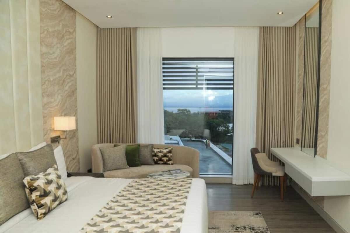 In-room safe, desk, laptop workspace, free WiFi
