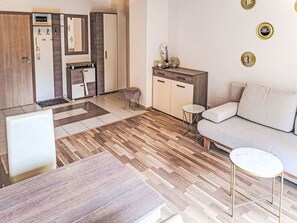 Living area - Cosy apartment for 4 people with WIFI, TV and balcony (Finkenstein Am Faaker See)