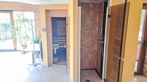 A modern bathroom with a shower, a toilet, and a sink. - Lovely apartment for 4 people with WIFI, TV and balcony (Finkenstein Am Faaker See)