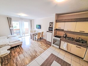 Room - Cosy apartment for 4 people with WIFI, TV and balcony (Finkenstein Am Faaker See)