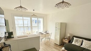 Eine moderne Wohnung mit Küche, Essbereich und Wohnzimmer.