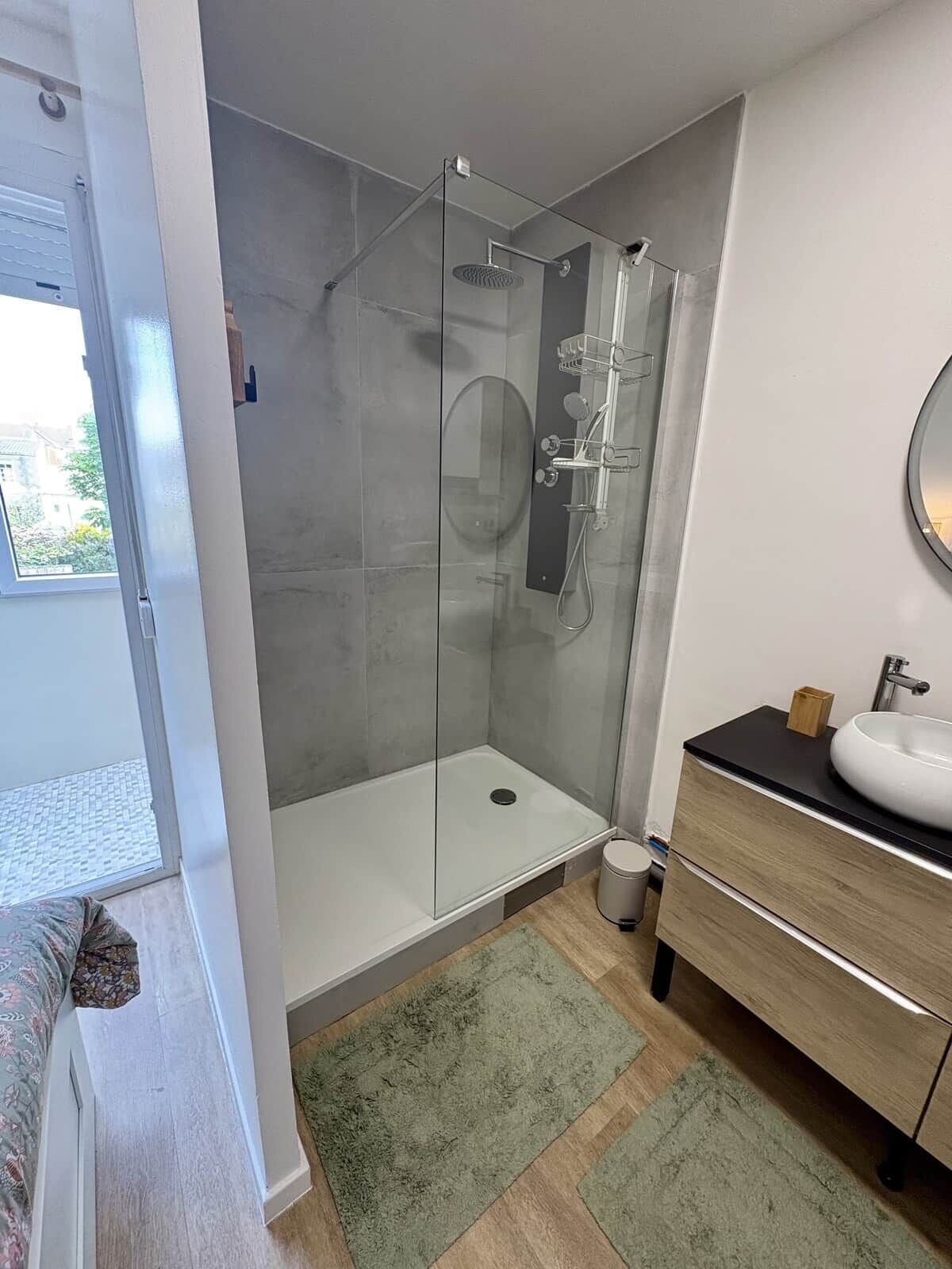 Regadera y papel de baño 