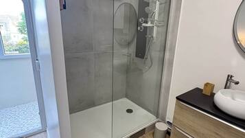Regadera y papel de baño