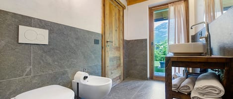 Dusche, Haartrockner, HandtĂŒcher