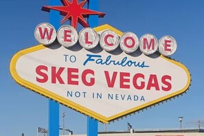 Ein Schild mit dem Text 'WILLKOMMEN in fantastischem Skeeg Vegas, nicht in Nevada'.