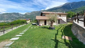 A house with a garden, a staircase, and mountains in the background. - Le Rêve Guest Room - Zaya (Saint-Vincent)