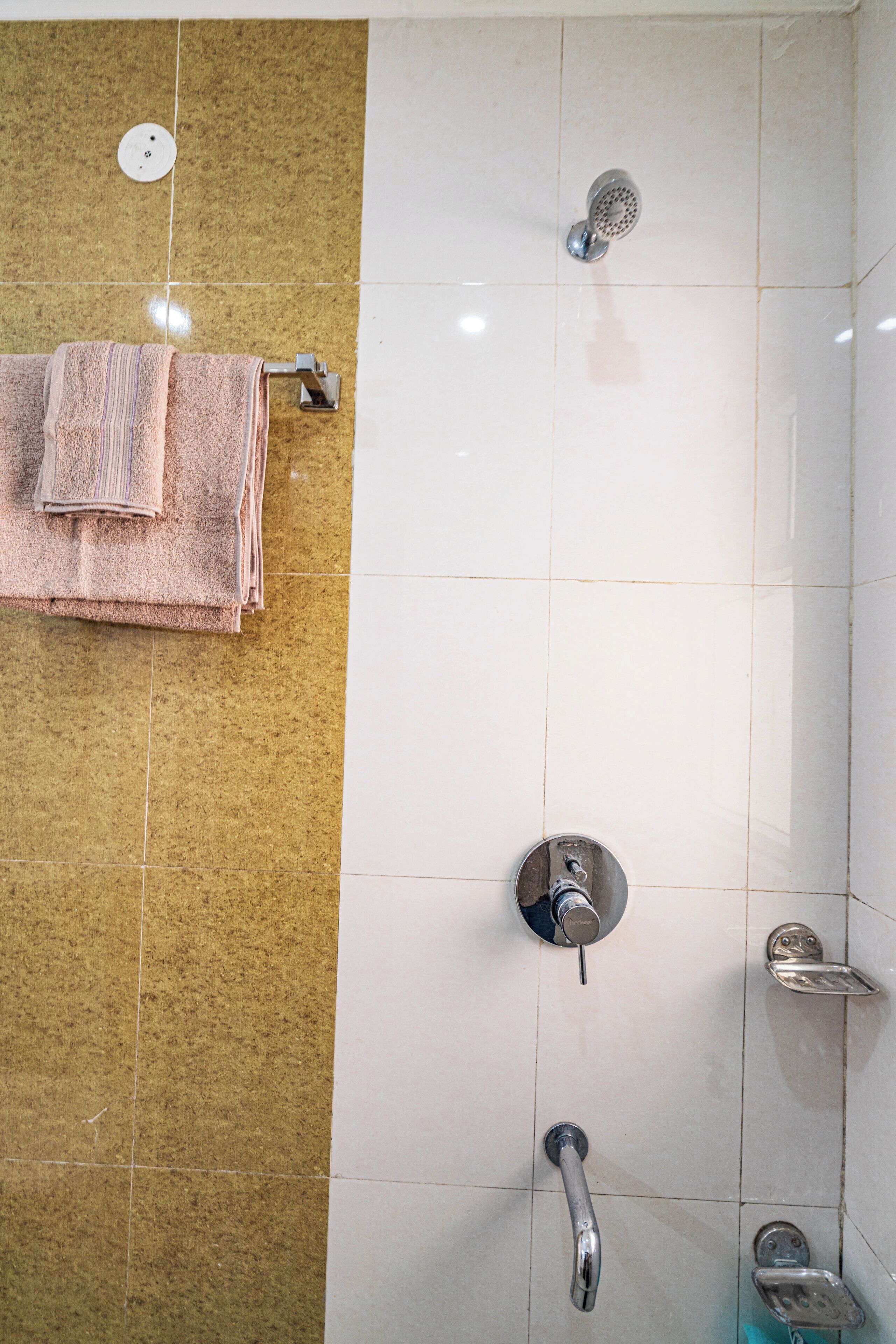 Een douche, handdoeken