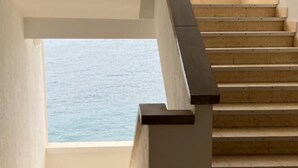 A staircase leading to a balcony with a view of the sea. - Oceanfront Playa Las Gaviotas – Private Beach Tenerife, Ocean Front Canarias 2 (Santa Cruz de Tenerife)