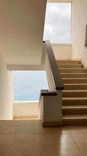 A staircase leading to a balcony with a view of the sea. - Oceanfront Playa Las Gaviotas – Private Beach Tenerife, Ocean Front Canarias 2 (Santa Cruz de Tenerife)