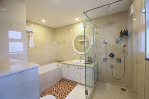 Deluxe Room | Bathroom | Rainfall showerhead, hair dryer, towels, soap - Cielorra Villa (Calangute)