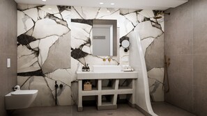 Comfort tweepersoonskamer, patio, uitzicht op zee | Badkamer | Een douche, een haardroger, handdoeken, zeep