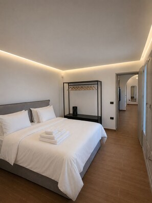 Apartament | Caixa forta a l'habitació, escriptori i planxa i posts de planxar 
